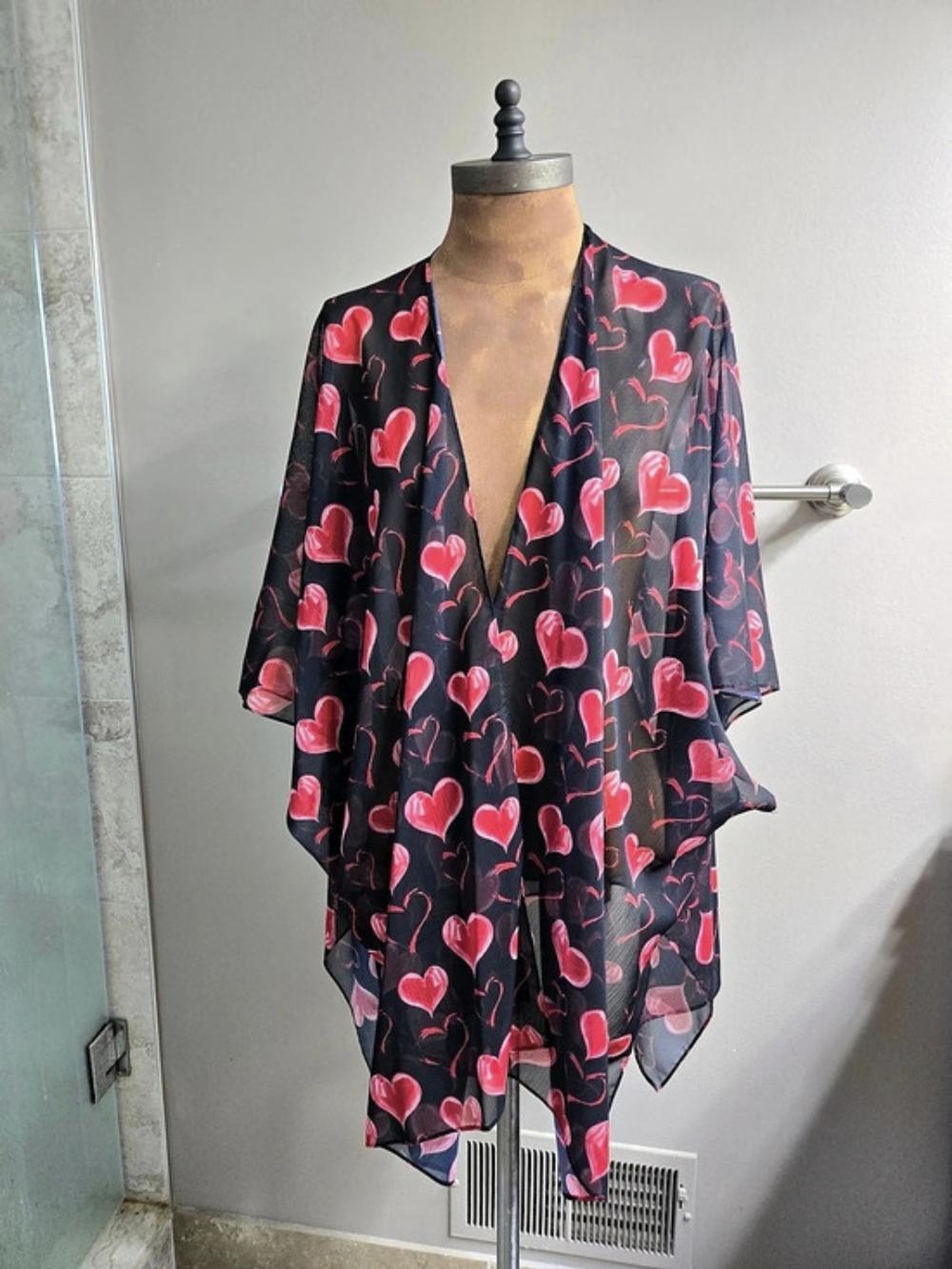 NWOT Steve Madden O/S Black With Red Hearts Flowy Wide Sleeve Kimono